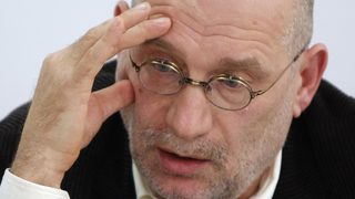 Борис Акунин призова "Ив Роше" да не съди Навални