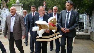 Жрец от Перперикон гадае на Станишев <span class="highlight">за</span> евровота - Ко? Не!