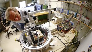 Швейцарци изработиха най-малката корица на списание