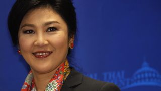Конституционният съд на Тайланд уволни премиера, очаква я дело за корупция
