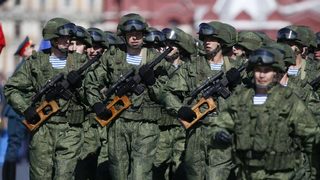 "По-готина и близка до хората": как се променя имиджът на руската армия