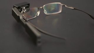 Почитатели на технологиите създават конкуренти на Google Glass в домашни условия (видео)