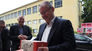Сергей Станишев с подарък флекс - Ко? Не!