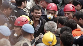 Надеждата за изваждане на оцелели от турската мина чезне, жертвите станаха 238