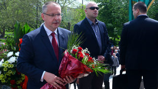 Защо БСП все се озовава пред паметника на комунистическото си минало