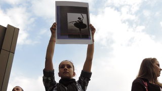 Видео: Протест на учениците от Националното училище по изкуствата във Варна
