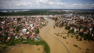 Дъждовете в Сърбия и Босна намаляха, но остава опасността от приливна вълна от река Сава