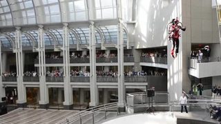Летящ човек се извиси във Вашингтон (видео)