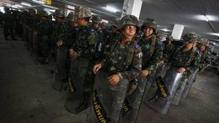 Армията на Тайланд въведе военно положение, правителството обсъжда ситуацията