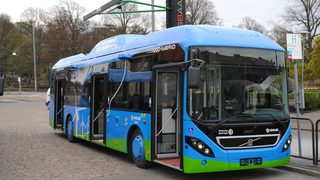 "Волво" тества технология за зареждане на електрически автобуси от пътя