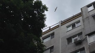Парче панел падна от жилищен блок в Бургас