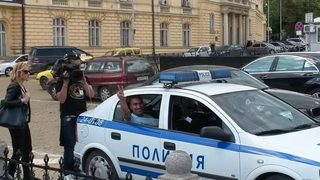 Задържани са активисти на "Протестна мрежа" заради надпис пред парламента