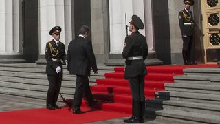 Порошенко заяви, че до края на седмицата насилието в Украйна трябва да спре