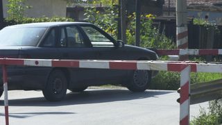 Двама мъже са тежко ранени, след като влак блъсна микробус