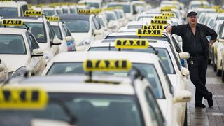 Uber спира временно в Испания днес, а във Франция - окончателно утре
