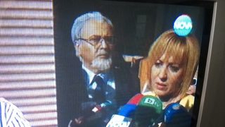 Местан раздава кафе пред парламента