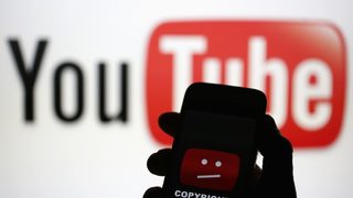 Адел и Артик Мънкис може да отпаднат от YouTube заради нова платена услуга