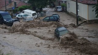 Поне десет жертви на пороя във Варна (обновена в 01.49ч.)