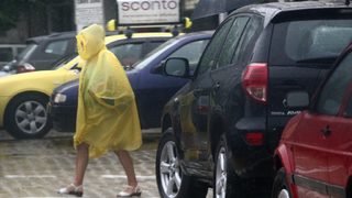 Смерчове на места в страната отнесоха стотици покриви