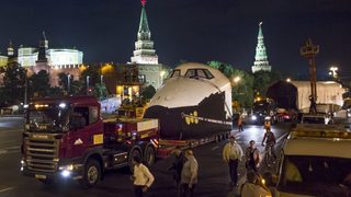 Макет на съветската совалка премина през центъра на Москва (видео)
