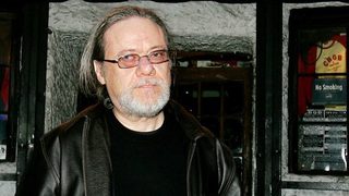 Почина Тони Рамоун, последният от основателите на пънкарите "Рамоунс"
