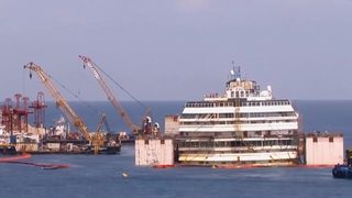Видео: "<span class="highlight">Коста</span> <span class="highlight">Конкордия</span>" отново плава, но "на патерици"