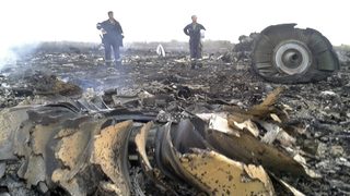 Малайзийски самолет с 300 души падна в Украйна (видео)