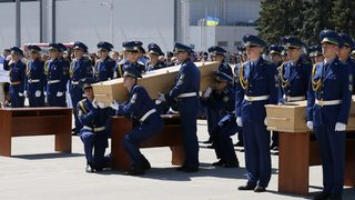 Първите тела на жертвите от MH17 отлетяха за Холандия
