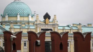 Игор Сечин поиска $42 млрд. помощ от парите за пенсии