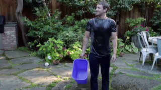Знаменитостите полудяха по благотворително заливане с ледена вода (видео)