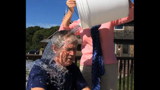 И Джордж У. Буш беше полят с ледена вода в кампанията за амиотрофичната латерална склероза (видео)