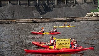 Активисти на "Грийнпийс" протестираха пред ТЕЦ "Варна"
