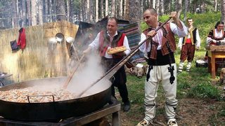 Снимки на деня: Цветанов с потури готви в <span class="highlight">Жеравна</span>
