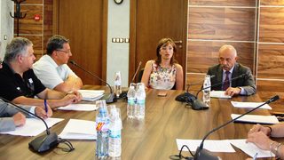 Европрограмата за саниране на жилища е забавена необосновано, смята министър Захариева