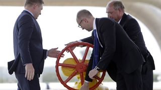 Словакия отвори газопровод, който ще доставя газ от ЕС за Украйна