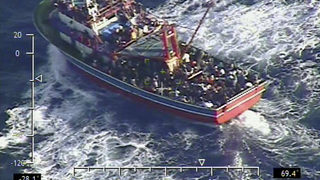 Над 300 бежанци, бедствали край Кипър, отказват да напуснат спасилия ги круизен <span class="highlight">кораб</span>