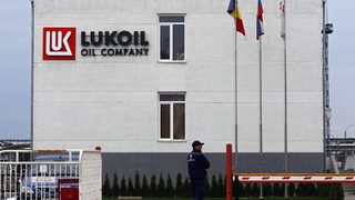 Шефове на "Лукойл" са обвинени в пране на пари в Румъния