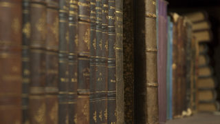 Мъж и жена бяха задържани заради продажба на над 90 старопечатни книги