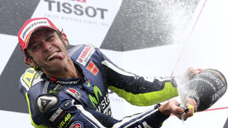 Валентино Роси отпразнува с победа 250-ия си старт в MotoGP