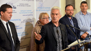 Предозиране: На какво основание знаме, неидентифицирано и нелегитимно за ЕС, стои редом с българското в парламента