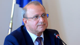Политически решения разбаланасираха осигурителната система, смята министър <span class="highlight">Христосков</span>