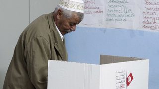 Тунис гласува за парламент с надежда за истинска демокрация