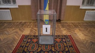 Партията на Порошенко води на изборите, сочат първи прогнози