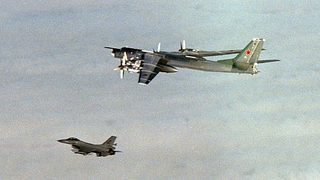 Йенс Столтенберг: Полетите на руските бомбардировачи са заплаха за гражданската авиация