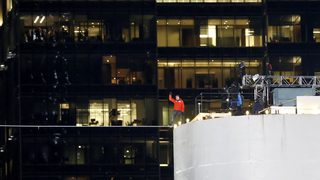Фотогалерия: <span class="highlight">Акробат</span> мина с вързани очи по въже между две кули в Чикаго