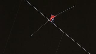 Фотогалерия: <span class="highlight">Акробат</span> мина с вързани очи по въже между две кули в Чикаго