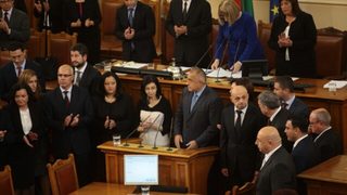 Бюджет, коледни добавки, еврофондове - новите министри влязоха в кабинетите си