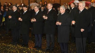 Германският президент беше улучен от яйце, хвърлено по чешкия му колега
