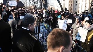 Порошенко и управляващите бяха освиркани на Майдана (видео)