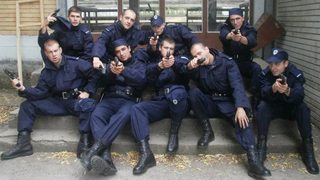 Сръбски полицаи, наемани като охранители, са заподозрени в насилие и корупция
